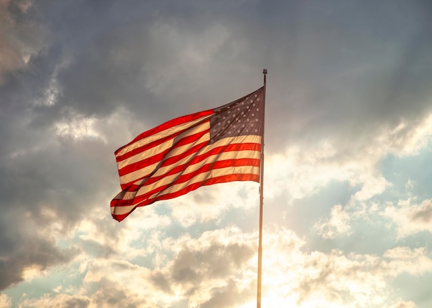 Niedrigwinkelansicht der amerikanischen Flagge gegen den Himmel