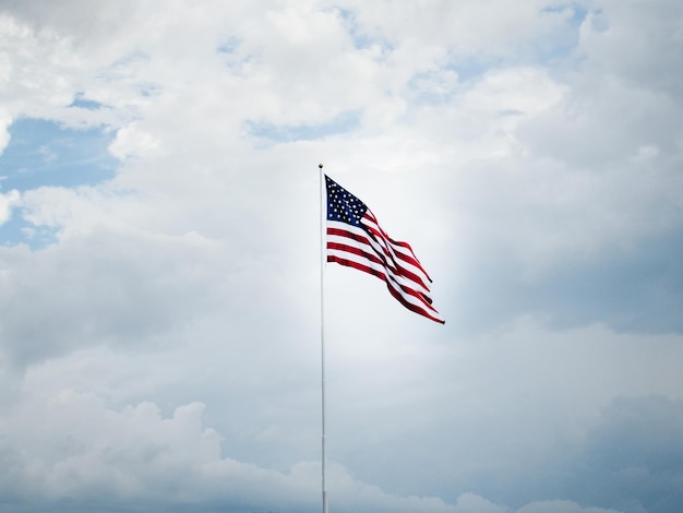 Niedrigwinkelansicht der amerikanischen Flagge gegen den Himmel
