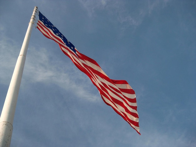 Foto niedrigwinkelansicht der amerikanischen flagge gegen den himmel