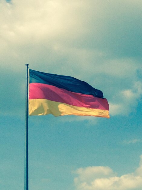 Niedrigwinkelansicht der amerikanischen Flagge vor dem blauen Himmel