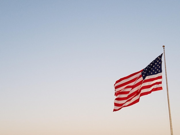 Niedrigwinkelansicht der amerikanischen Flagge vor klarem Himmel