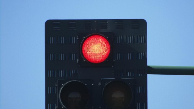 Niedrigwinkelansicht der Ampel vor klarem Himmel