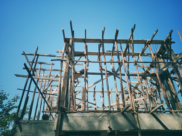 Niedrigwinkelansicht der Baustelle vor klarem blauen Himmel