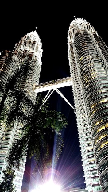 Foto niedrigwinkelansicht der beleuchteten petronas-türme in der nacht