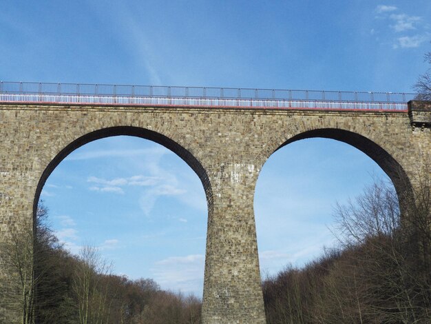 Niedrigwinkelansicht der Bogenbrücke gegen den Himmel