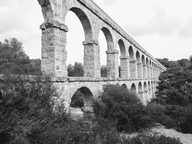 Niedrigwinkelansicht der Bogenbrücke gegen den Himmel.