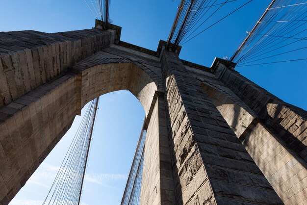 Niedrigwinkelansicht der Brooklyn Bridge gegen den blauen Himmel