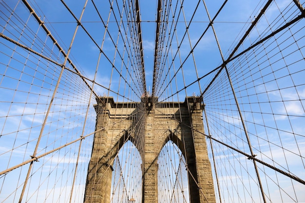 Foto niedrigwinkelansicht der brooklyn bridge vor dem blauen himmel