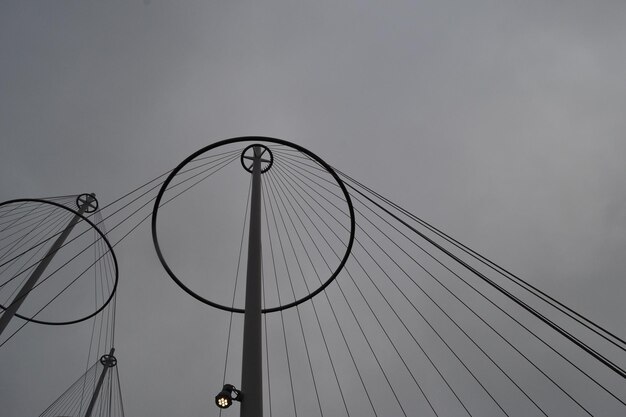 Foto niedrigwinkelansicht der brücke gegen den grauen himmel