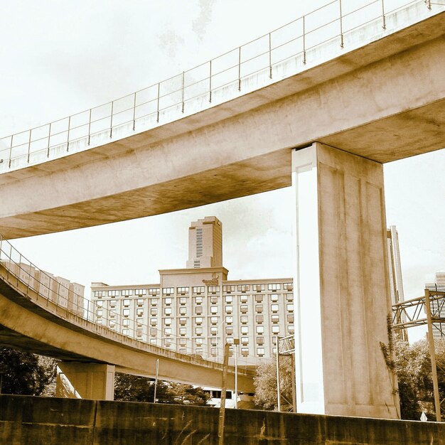 Niedrigwinkelansicht der Brücke gegen den Himmel