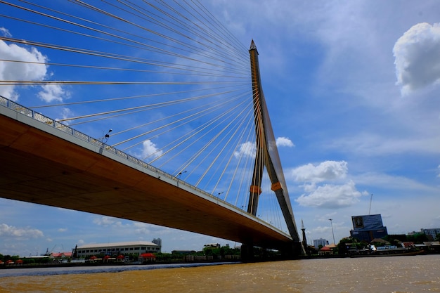 Foto niedrigwinkelansicht der brücke gegen den himmel