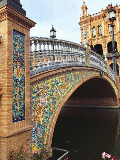 Niedrigwinkelansicht der Brücke über den Kanal gegen den Himmel