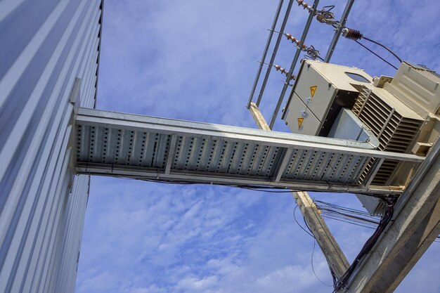 Foto niedrigwinkelansicht der brücke und der gebäude gegen den himmel