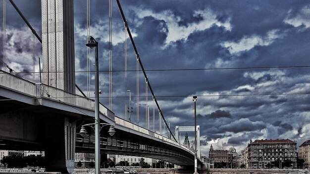 Foto niedrigwinkelansicht der brücke vor bewölktem himmel