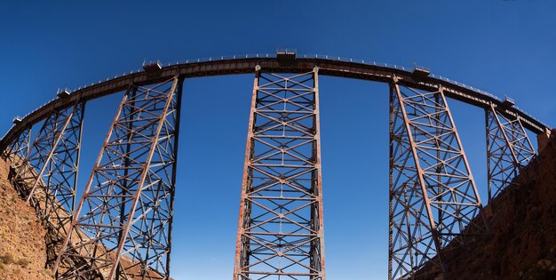 Foto niedrigwinkelansicht der brücke vor klarem blauen himmel