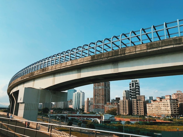 Niedrigwinkelansicht der Brücke vor klarem blauen Himmel