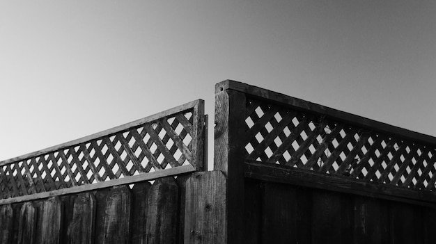 Niedrigwinkelansicht der Brücke vor klarem Himmel