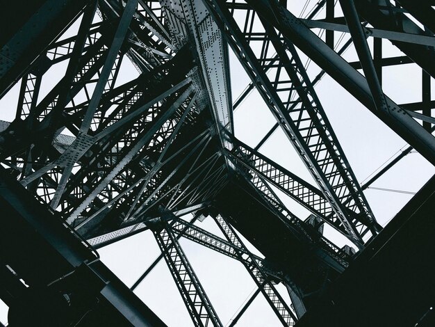 Foto niedrigwinkelansicht der brücke