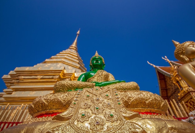 Niedrigwinkelansicht der Buddha-Statue am Tempel gegen den klaren blauen Himmel an einem sonnigen Tag
