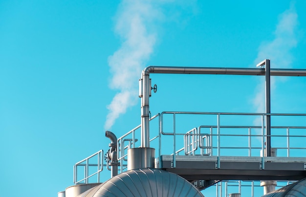 Niedrigwinkelansicht der Chemieanlage gegen den Himmel