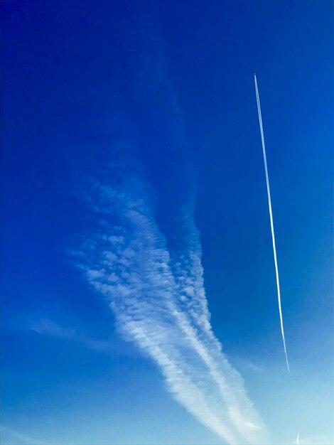 Foto niedrigwinkelansicht der dampfspur am blauen himmel