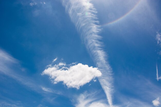 Foto niedrigwinkelansicht der dampfspur am himmel