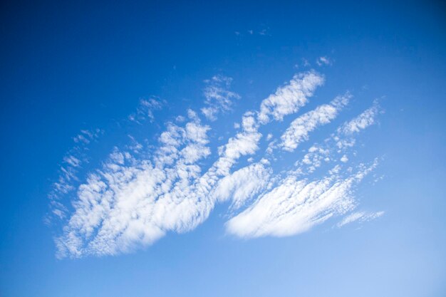 Foto niedrigwinkelansicht der dampfspur am himmel