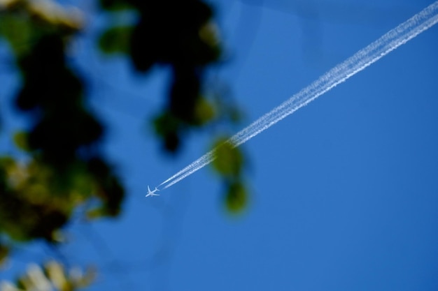 Foto niedrigwinkelansicht der dampfspur gegen den blauen himmel