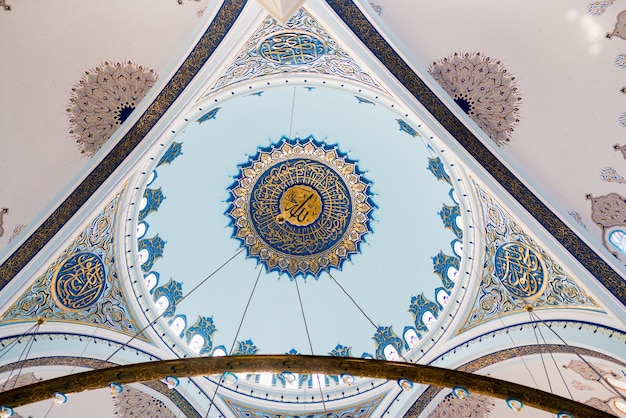 Foto niedrigwinkelansicht der decke mit ornamenten in der camlica-moschee