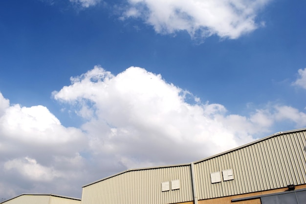 Foto niedrigwinkelansicht der fabrik gegen den himmel