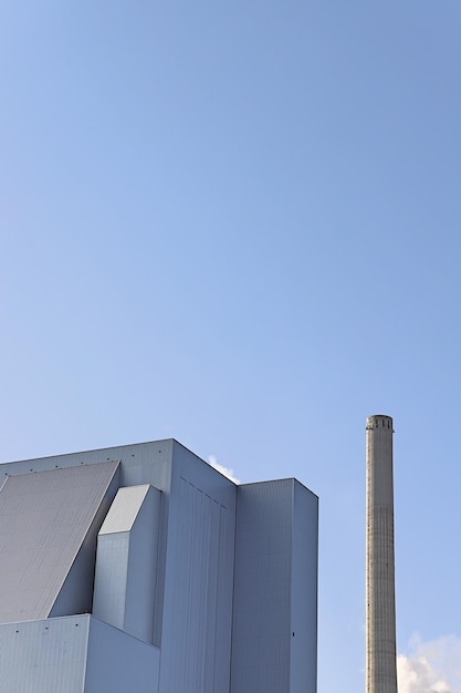 Niedrigwinkelansicht der Fabrik vor klarem Himmel