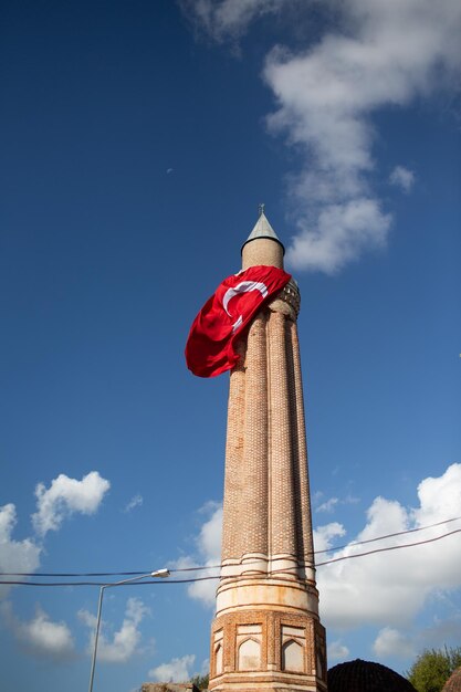 Foto niedrigwinkelansicht der flagge auf dem turm gegen bewölkten himmel