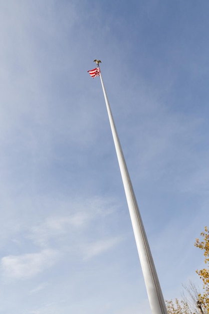 Foto niedrigwinkelansicht der flagge gegen den himmel