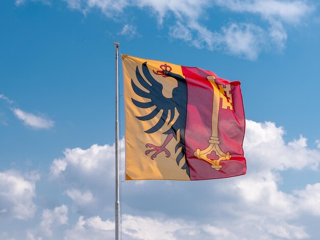 Niedrigwinkelansicht der Flagge gegen den Himmel