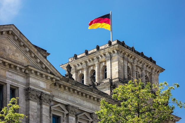 Niedrigwinkelansicht der Flagge gegenüber dem Gebäude