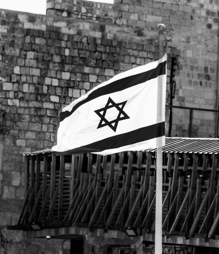 Foto niedrigwinkelansicht der flagge gegenüber dem gebäude
