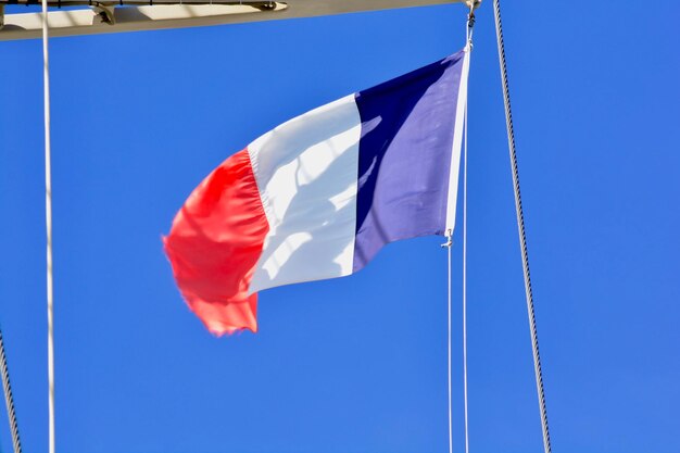 Foto niedrigwinkelansicht der flagge vor blauem himmel