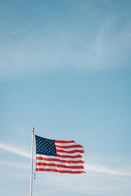 Niedrigwinkelansicht der Flagge vor blauem Himmel