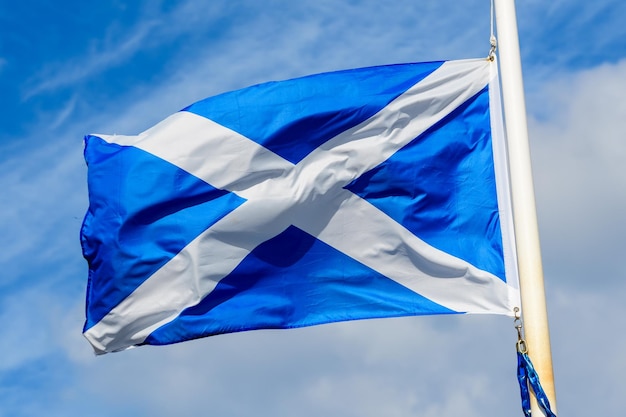 Niedrigwinkelansicht der Flagge vor blauem Himmel