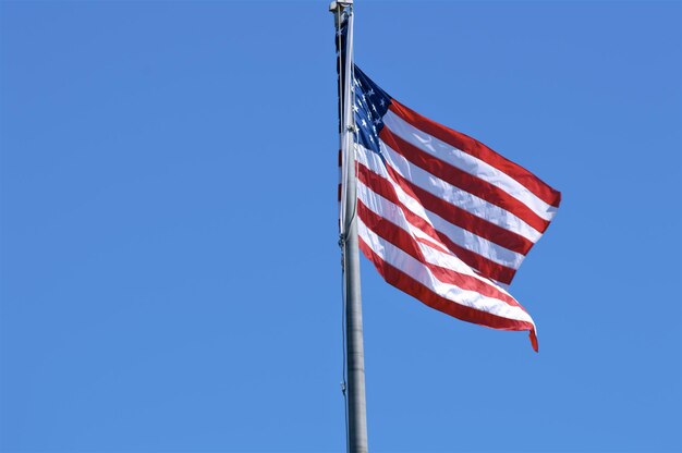 Niedrigwinkelansicht der Flagge vor klarem blauen Himmel