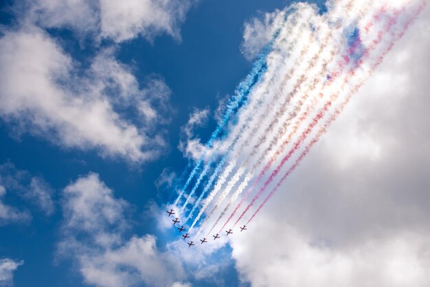 Niedrigwinkelansicht der Flugshow am Himmel