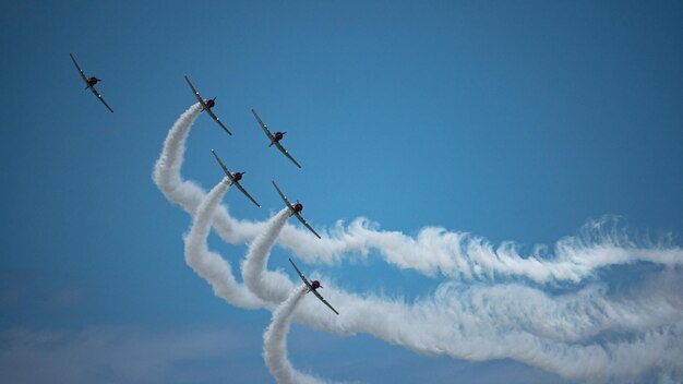 Foto niedrigwinkelansicht der flugshow gegen den himmel