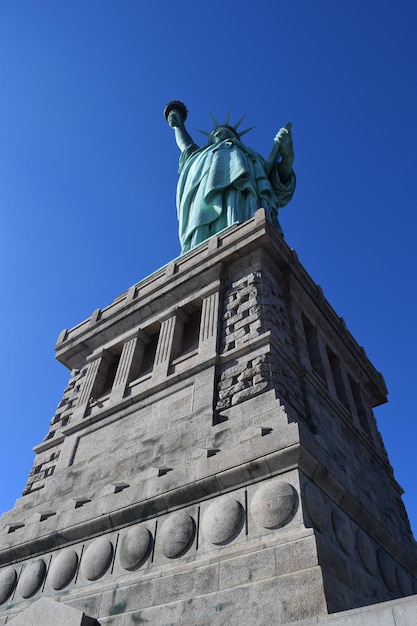 Foto niedrigwinkelansicht der freiheitsstatue vor klarem blauen himmel