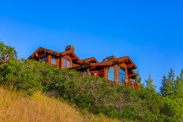 Foto niedrigwinkelansicht der gebauten struktur auf dem feld vor klarem blauen himmel