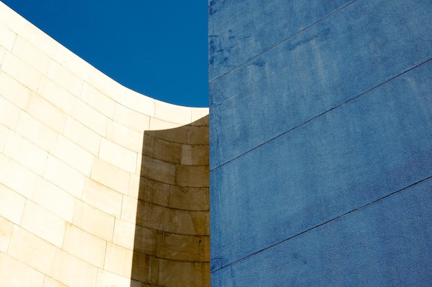 Niedrigwinkelansicht der gebauten Struktur gegen den blauen Himmel