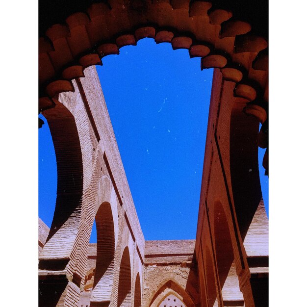 Foto niedrigwinkelansicht der gebauten struktur gegen den blauen himmel