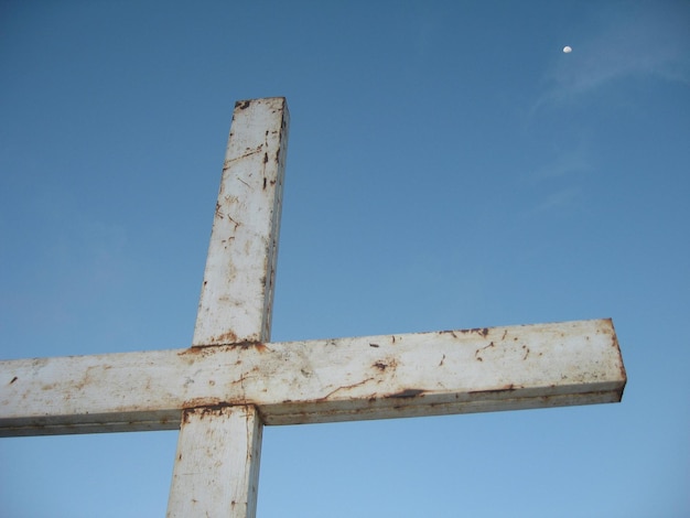 Niedrigwinkelansicht der gebauten Struktur gegen den blauen Himmel