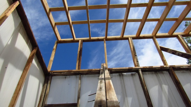 Niedrigwinkelansicht der gebauten Struktur gegen den Himmel