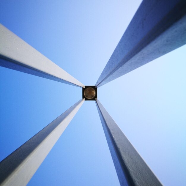 Foto niedrigwinkelansicht der gebauten struktur vor klarem blauen himmel