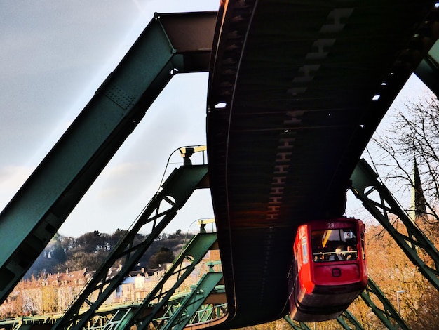 Foto niedrigwinkelansicht der gebauten struktur